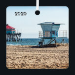 Ornement En Métal Huntington Beach, Californie,<br><div class="desc">Huntington Beach,  Californie,  avec la jetée et la tour de maître-nageur et un résident de Californie Brown Pelican sur le côté arrière. Modifier la date à la date de visite actuelle.</div>
