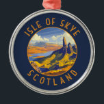 Ornement En Métal Île de Skye Écosse Cercle retro en détresse<br><div class="desc">Modèle de déplacement vectoriel rétro Isle of Skye. L'île de Skye,  reliée par un pont à la côte nord-ouest de l'Écosse,  est connue pour ses paysages accidentés,  ses villages de pêcheurs pittoresques et ses châteaux médiévaux.</div>