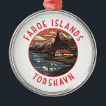 Ornement En Métal Îles Féroé Tórshavn Cercle retro désorganisé<br><div class="desc">Les îles Féroé dans un style vectoriel. Les îles Féroé sont un archipel autonome,  appartenant au royaume du Danemark. Il comprend 18 îles rocheuses et volcaniques.</div>