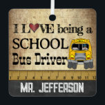 Ornement En Métal j'adore être conducteur de bus scolaire | VINTAGE<br><div class="desc">🥇 UN DESIGN D'ART ORIGINAL DE DROIT D'AUTEUR DE Donna Siegrist SEULEMENT DISPONIBLE SUR ZAZZLE! Conducteur de bus scolaire Ornement de Noël prêt pour vous à personnaliser. Le libellé peut être modifié à tout ce que vous voulez. REMARQUE : SEULEMENT CHANGER LES ZONES MODÈLES NÉCESSAIRES! 😀 Si nécessaire, vous pouvez...</div>
