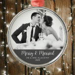 Ornement En Métal Joyeux et mariés Vintages et jeunes mariés sans âg<br><div class="desc">Célébrez votre Joyeux et Marié en commémorant votre jour de mariage avec cet ornement de Noël vintage, intemporel et classique. Personnalisez-le avec votre propre photo, phrase et date. Cet ornement sophistiqué avec une typographie exquise assurera un signe durable de votre journée la plus mémorable. Vous allez avoir l'air stupéfiant sur...</div>