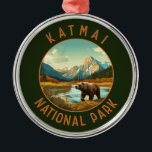 Ornement En Métal Katmai Parc National Ours Retro Cercle Distressé<br><div class="desc">Création d'oeuvres vectorielles Katmai. La Vallée des Dix Mille Fumées est une zone de coulées de lave et de cendres formées par une éruption volcanique massive</div>