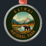 Ornement En Métal Katmai Parc National Ours Retro Cercle Distressé<br><div class="desc">Création d'oeuvres vectorielles Katmai. La Vallée des Dix Mille Fumées est une zone de coulées de lave et de cendres formées par une éruption volcanique massive</div>