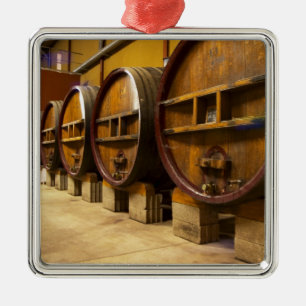 Ornement En Métal La cave vinicole avec de grands vieux fûts en bois