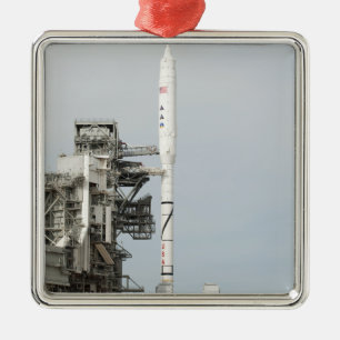 Ornement En Métal La fusée d'Ares IX est vue sur la plate-forme de