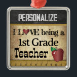 Ornement En Métal L'amour est un enseignant de 1ère année | VINTAGE<br><div class="desc">Enseignant de première année Ornement de Noël prêt pour vous à personnaliser. ⭐ Ce Produit est 100% Personnalisable. Les graphiques et / ou le texte peuvent être ajoutés, supprimés, déplacés, redimensionnés, changés autour, tournés, etc... 99% de mes designs dans mon magasin sont faits en couches. Cela vous permet de redimensionner...</div>