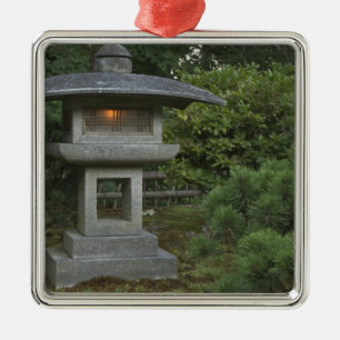 Ornement En Métal Lanterne en pierre illuminée dans le jardin japona