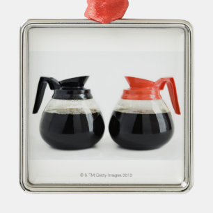 Ornement En Métal Le CAM. et Decaf. Pots de café sur le blanc