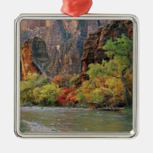 Ornement En Métal Le feuillage d'automne le long de la rivière Virg