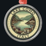 Ornement En Métal Le lac de Côme Italie Illustration Insigne d'art d<br><div class="desc">Le design d'art peint du lac de Côme. Le lac de Côme,  situé dans la région de Lombardie,  dans le nord de l'Italie,  est une station balnéaire haut de gamme connue pour ses paysages spectaculaires,  située au pied des Alpes.</div>