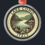 Ornement En Métal Le lac de Côme Italie Illustration Insigne d'art d<br><div class="desc">Le design d'art peint du lac de Côme. Le lac de Côme,  situé dans la région de Lombardie,  dans le nord de l'Italie,  est une station balnéaire haut de gamme connue pour ses paysages spectaculaires,  située au pied des Alpes.</div>