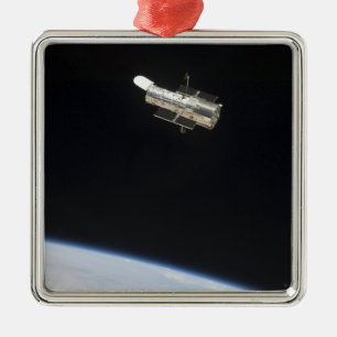 Ornement En Métal Le télescope spatial Hubble en orbite au-dessus de