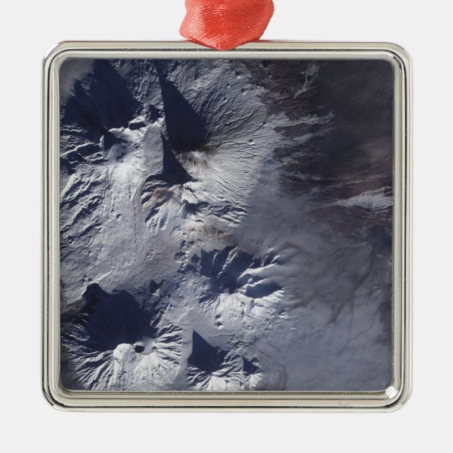 Ornement En Métal Le volcan Bezymianny expose un modeste panache (Devant)