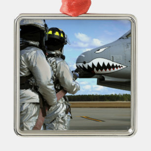 Ornement En Métal Les pompiers déploient un tuyau d'incendie pendant