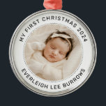 Ornement En Métal Ma première photo de bébé personnalisée en blanc d<br><div class="desc">L'élégante décoration de "Mon premier Noël" avec la photo de votre petite fille, son nom complet et l'année de sa naissance. Texte élégant en forme de noir. Il vous suffit de télécharger votre photo et de la déplacer pour votre placement. Créez une photo de fermeture du visage de votre bébé....</div>