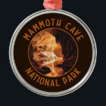 Ornement En Métal Mammoth Cave National Park Retro Distressed Circle<br><div class="desc">Design d'illustration vectorielle Mammoth Cave. Le parc est situé dans le centre-ouest du Kentucky,  et comprend des parties de la Grotte Mammoth,  le plus long système de grottes connu dans le monde.</div>