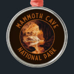 Ornement En Métal Mammoth Cave National Park Retro Distressed Circle<br><div class="desc">Design d'illustration vectorielle Mammoth Cave. Le parc est situé dans le centre-ouest du Kentucky,  et comprend des parties de la Grotte Mammoth,  le plus long système de grottes connu dans le monde.</div>