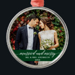 Ornement En Métal Marié et joyeux Mariage calligraphie verte<br><div class="desc">Marié et Joyeux Élégant Calligraphie Script Mariage Photo Ornement Vert</div>
