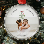 Ornement En Métal Marié Noël mignon Mistletoe Newlywee Photo<br><div class="desc">Cherchez votre premier Noël avec notre ornement de Noël "Marié". Customisé pour les souvenirs joyeux des jeunes mariés avec votre photo de mariage préférée ainsi qu'une jolie illustration de faux-orteils d'aquarelle,  vos noms et la date des noces. 🎄 📸 ✨ #FirstChristmasJoy #PersonalizedKeepsaké</div>