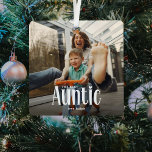 Ornement En Métal Meilleur cadeau personnalisé photo AUNTIE<br><div class="desc">Faites savoir à une tante qu'elle est la meilleure avec cela; mignon moderne Photo personnalisée Tante ornement de Noël. Le design présente une typographie blanche amusante qui dit "La meilleure tante". Téléchargez simplement votre photo préférée et personnalisez le/les nom(s) de qui elle provient. Vous pouvez modifier la couleur du texte...</div>