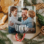 Ornement En Métal Meilleur cadeau personnalisé photo UNCLE<br><div class="desc">Faites savoir à un oncle qu'il est le meilleur avec cela ; mignon moderne Photo personnalisée Oncle Noël Ornement. Le design présente une typographie blanche amusante qui se lit comme suit : "Le meilleur oncle". Téléchargez simplement votre photo préférée et personnalisez le/les nom(s) de qui elle provient. Vous pouvez modifier...</div>