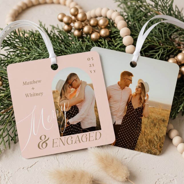 Ornement En Métal Merry & Engaged Script Photo de fiançailles modern (Merry & Engaged Script Modern Engagement Photo Metal Ornament)