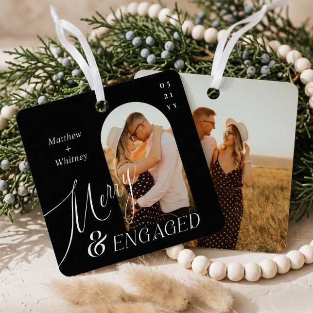 Ornement En Métal Merry & Engaged Script Photo de fiançailles modern (Merry & Engaged Script Modern Engagement Photo Metal Ornament)