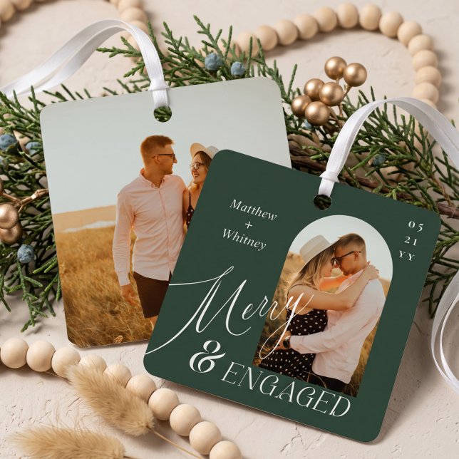 Ornement En Métal Merry & Engaged Script Photo de fiançailles modern (Merry & Engaged Script Modern Engagement Photo Metal Ornament)