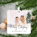 Ornement En Métal Minuscule photo Joyeux Noël Gris Script<br><div class="desc">Souhaitez à la famille et aux amis comme spécial Joyeux Noël avec ce ornement minimaliste moderne photo keepsaké. Le texte en gris charbon dit "Joyeux Noël" dans un script d'écriture manuscrite tendance. Remplacez facilement l'exemple d'image par votre photo préférée, et ajoutez votre nom de famille ou prénom et l'année ci-dessous....</div>