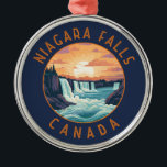 Ornement En Métal Niagara Falls Canada Cercle en détresse rétro<br><div class="desc">Niagara Falls dans un style vectoriel. Son emplacement sur la rive ouest de la rivière Niagara surplombe les chutes du fer à cheval,  la section la plus étendue des cascades.</div>