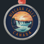 Ornement En Métal Niagara Falls Canada Cercle en détresse rétro<br><div class="desc">Niagara Falls dans un style vectoriel. Son emplacement sur la rive ouest de la rivière Niagara surplombe les chutes du fer à cheval,  la section la plus étendue des cascades.</div>