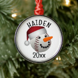 Ornement En Métal Noël de baseball Snowman<br><div class="desc">* Un mignon bonhomme de baseball portant un chapeau de Père Noël. * Les ornements ont plusieurs options de style et de forme disponibles. * Les ornements en céramique sont à double face (avant et arrière de la personnaliser). * Choisissez le style de police, la couleur et la taille du...</div>