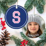 Ornement En Métal Nom photo personnalisé Monogramme Marine bleu rose<br><div class="desc">Créez votre propre ornement de gardien avec ce design monogrammé élégant! Représentation de typographie de style vintage rétro, avec une police de style bloc classique. Ce modèle présente deux côtés, personnalisées avec le prénom du destinataire initial sur un côté et une photo chère au verso. Vous pouvez également inclure un...</div>