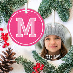 Ornement En Métal Nom photo personnalisé Monogramme rose Retro<br><div class="desc">Créez votre propre ornement de gardien avec ce design monogrammé élégant! Représentation de typographie de style vintage rétro, avec une police de style bloc classique. Ce modèle présente deux côtés, personnalisées avec le prénom du destinataire initial sur un côté et une photo chère au verso. Vous pouvez également inclure un...</div>