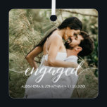Ornement En Métal Nos premiers noms de photos personnalisées de Noël<br><div class="desc">Célébrez votre premier Noël ensemble en couple avec notre ornement de photos personnalisées "Notre premier Noël engagé". Cet exquis ornement de vacances en métal est un parfait souvenir pour chérir les joyeuses souvenirs de ce moment spécial dans vos vies. L'ornement présente un script élégant qui épelle "engagé", symbolisant le début...</div>