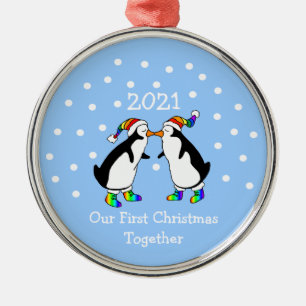 Ornement En Métal Notre premier Noël Ensemble 2021 (Penguins LGBT)