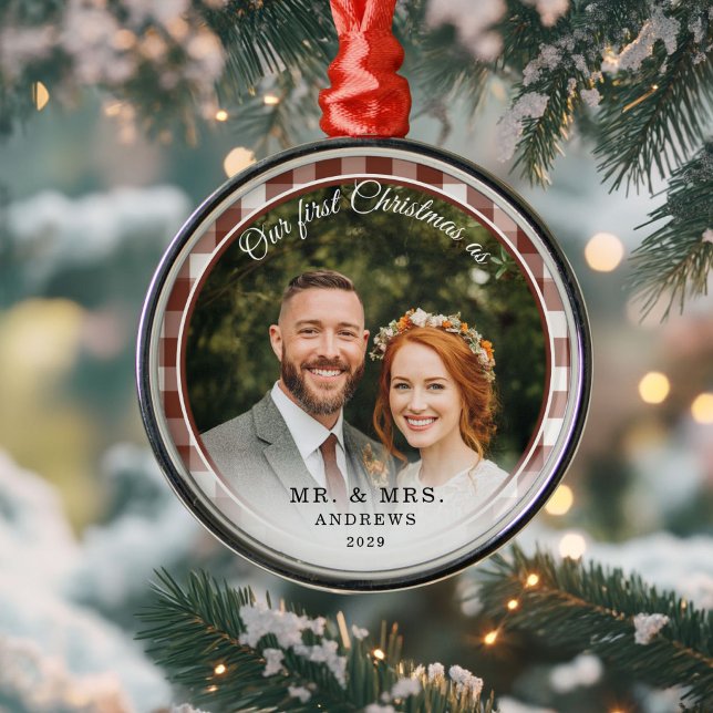 Ornement En Métal Notre premier Noël - Mr & Mrs Photo En vichy Brown (Our First Christmas-Mr. & Mrs. Photo Brown Gingham Metal Ornament)