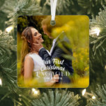 Ornement En Métal Notre première photo de couple de Noël engagée<br><div class="desc">Un décor élégant et chic en verre avec un script vintage unique. L'année et les noms sont personnalisables. Ce nouvel ornement a une photo de couple qui peut être changée avec votre propre photo. Attrapez cet ornement et faites en sorte que cette occasion soit capturée pour toujours.</div>