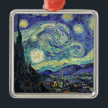Ornement En Métal Nuit étoilée par van Gogh<br><div class="desc">Van Gogh était obsédé par le symbolisme des objets lumineux et de la couleur. La lampe était un symbole de calme et de sécurité. L'étoile symbolisait la foi, et la lumière, les réalités humaines. Le bleu ultramarin profond était infini, tandis que le rouge et le vert exprimaient "ces choses terribles,...</div>