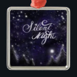Ornement En Métal Nuit silencieuse - romantique Fête de neige<br><div class="desc">Silent Night - romantique La scène des neiges de vacances au début de la matinée tandis que la lune scintille au-dessus d'une couverture de nouvelle neige fraîche.</div>