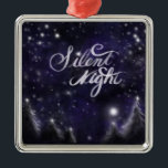 Ornement En Métal Nuit silencieuse - romantique Fête de neige<br><div class="desc">Silent Night - romantique La scène des neiges de vacances au début de la matinée tandis que la lune scintille au-dessus d'une couverture de nouvelle neige fraîche.</div>