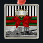 Ornement En Métal NYC Skyline Brooklyn Bridge Xmas Blk What Strp #2<br><div class="desc">NYC Skyline Brooklyn Bridge Black & White Stripe, Red & Green Ribbon Christmas Ornement personnalisable avec une vue noir et blanc sur le pont Brooklyn avec un bateau de croisière passant acheter. Il comprend également un motif rayé noir et blanc, un ruban rouge et vert, un arc rouge, ainsi qu'un...</div>