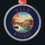 Ornement En Métal Oslo Norvège Cercle en détresse rétrograde<br><div class="desc">Design de voyage vectoriel rétro Oslo. Oslo,  la capitale de la Norvège,  est située sur la côte sud du pays à la tête de l'Oslofjord.</div>