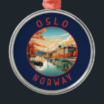 Ornement En Métal Oslo Norvège Cercle en détresse rétrograde<br><div class="desc">Design de voyage vectoriel rétro Oslo. Oslo,  la capitale de la Norvège,  est située sur la côte sud du pays à la tête de l'Oslofjord.</div>