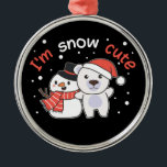 Ornement En Métal Ours polaire Je suis Snow mignon Snowman Pun de ne<br><div class="desc">Cute polar bear witsnowman. J'ai une coupe de neige. A Christmas greeting in the cold season for the holidays. Le polar de Christmas, with snowman.</div>