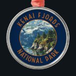 Ornement En Métal Parc national de Kenai Fjords Cercle en détresse r<br><div class="desc">Design vectoriel Kenai Fjords. Le parc est un parc national américain qui entretient le champ de glace Harding,  ses glaciers débordants,  ses fjords côtiers et ses îles.</div>