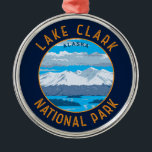 Ornement En Métal Parc national du lac Clark Cercle détendu<br><div class="desc">Design d'illustration vectorielle du lac Clark. Le parc est une terre d'une beauté époustouflante. La vapeur des volcans,  la course saumon,  le fourrage des ours et les montagnes escarpées se reflètent dans des lacs turquoise chatoyants.</div>