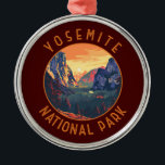 Ornement En Métal Parc national du Yosemite Sunset Retro perturbé<br><div class="desc">Design d'illustration vectorielle de Yosemite. Le parc est célèbre pour ses séquoias géants et anciens,  et pour Tunnel View,  la vue iconique de Bridalveil Fall et les falaises de granit d'El Capitan et Half Dome.</div>