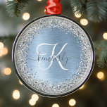 Ornement En Métal Parties scintillant en argent brossé bleu Nom du m<br><div class="desc">Personnalisez facilement ce chic flocon de neige encadré de décoration de Noël avec une jolie parties scintillant brillante en argent sur un arrière - plan métallique brossé bleu.</div>