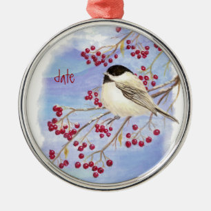 Ornement En Métal Personnalisé Date de Noël Chickadee Bird & Berries